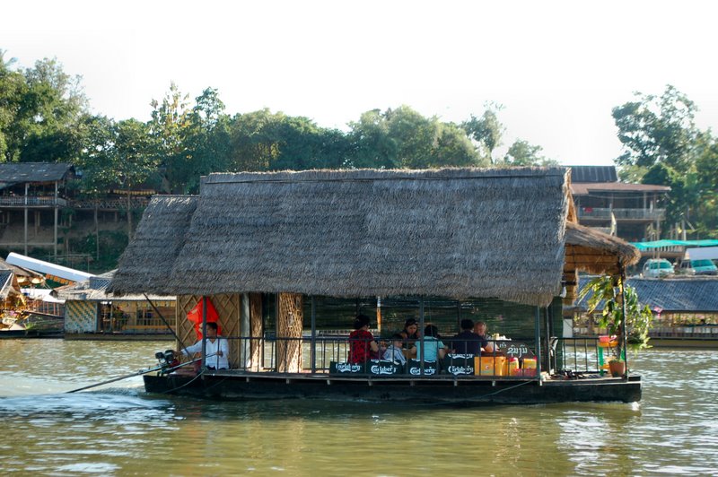 repas en restaurant-bateau le long du Mékong